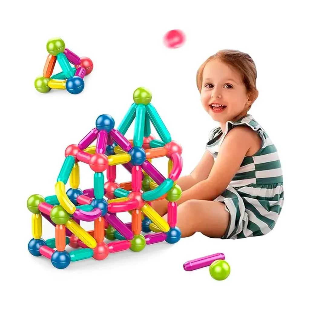 Niño construyendo con Bloques Magnéticos Educativos
