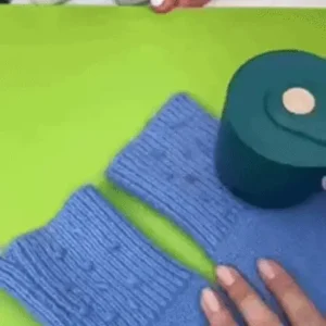 Quitapelusas eléctrico recargable USB en acción, eliminando pelusas de la ropa