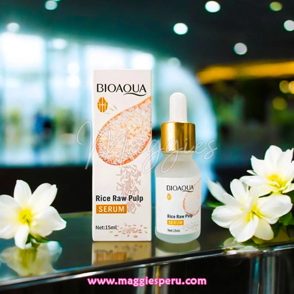 Serum de Arroz Bioaqua 15ml junto a su caja y flores blancas en un fondo difuminado