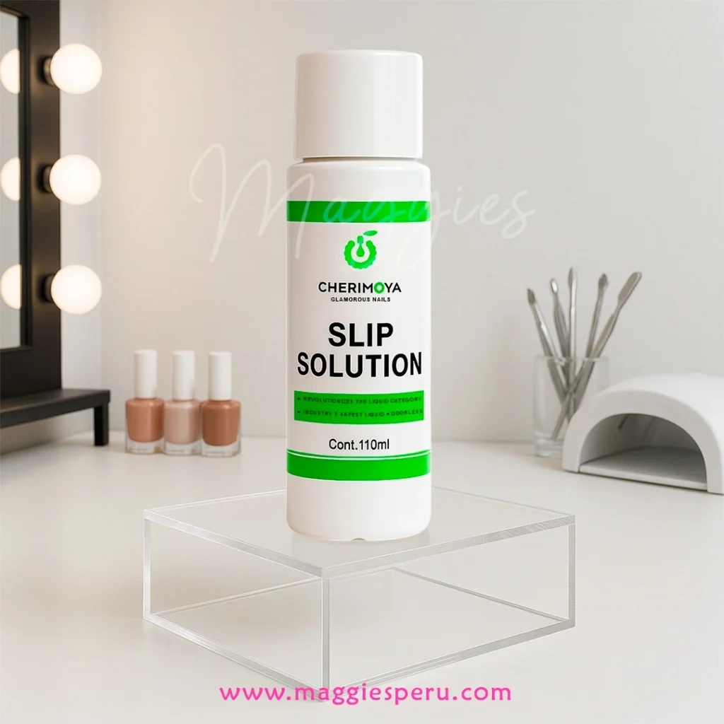 Botella de Slip Solution Cherimoya de 110 ml sobre una base transparente, acompañada de herramientas de manicura.