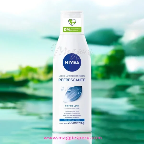 Leche facial Nivea en botella blanca con fondo verde, ideal para limpieza profunda y frescura facial