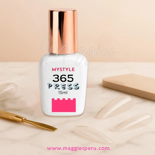 Botella de Press Gel 365 de MyStyle con tapa dorada y tips de uñas sobre una mesa