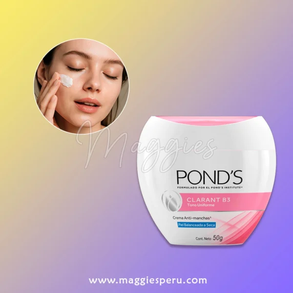 Mujer aplicando Crema Facial Ponds Clarant B3 para un tono uniforme y libre de manchas