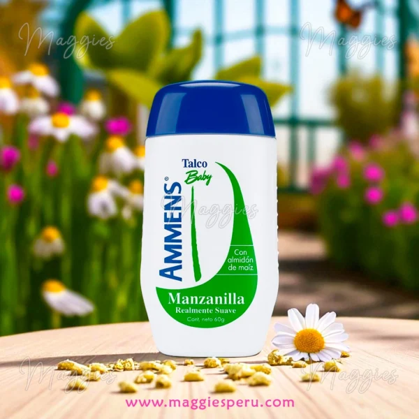 Talco para bebé Ammens Manzanilla 60 g con almidón de maíz, sobre mesa de madera junto a flores de manzanilla, ideal para proteger la piel sensible