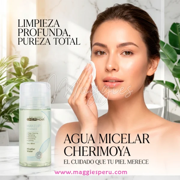 Mujer limpiando su rostro con Agua Micelar Cherimoya