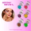 Modelo con Glitter REVEL multicolor en rostro y uñas, junto a seis tonos en envases redondos.