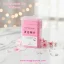 Pañitos sin pelusa Cotton Clean para pestañas y uñas en envase rosa sobre superficie de mármol con flores decorativas.