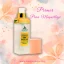 Primer para maquillaje con protector UV de Samantha en un envase con dispensador dorado, sobre fondo suave con detalles florales.
